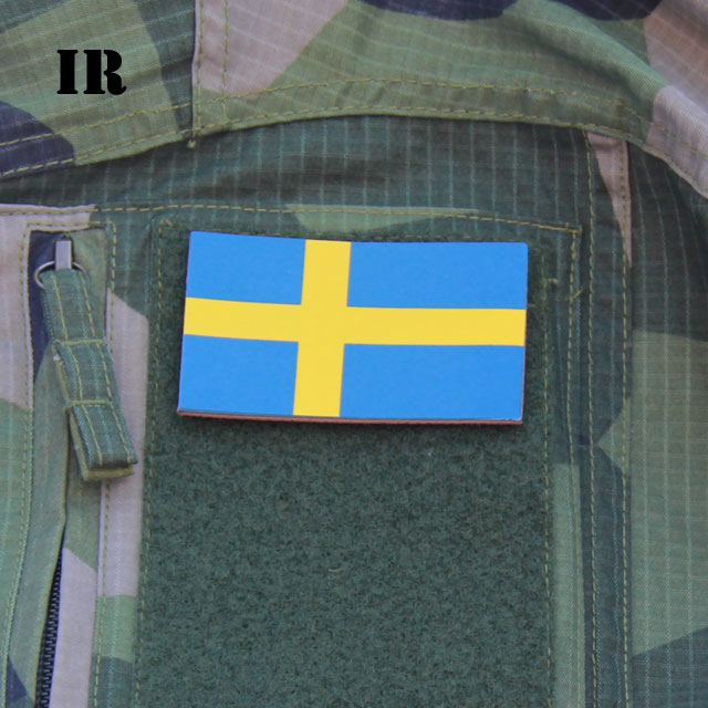 Ett IR Sverige Flagga märke monterat på en M90 Field Shirt ärm.