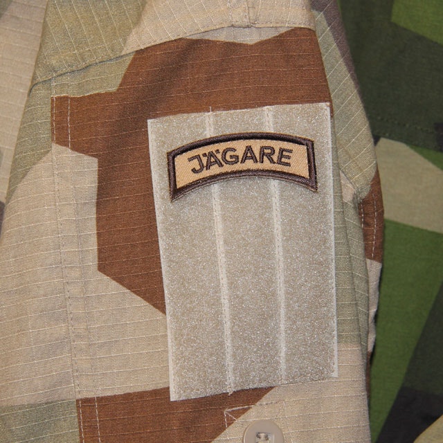 JÄGARE Brown/Sand/Brown Desert Hook Patch on a M90K shirt