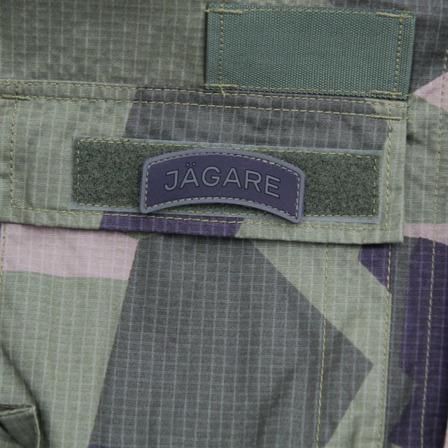 A JÄGARE Green/Black/Green PVC Patch m,ounted on the pocket lid of Field Shirt M90.