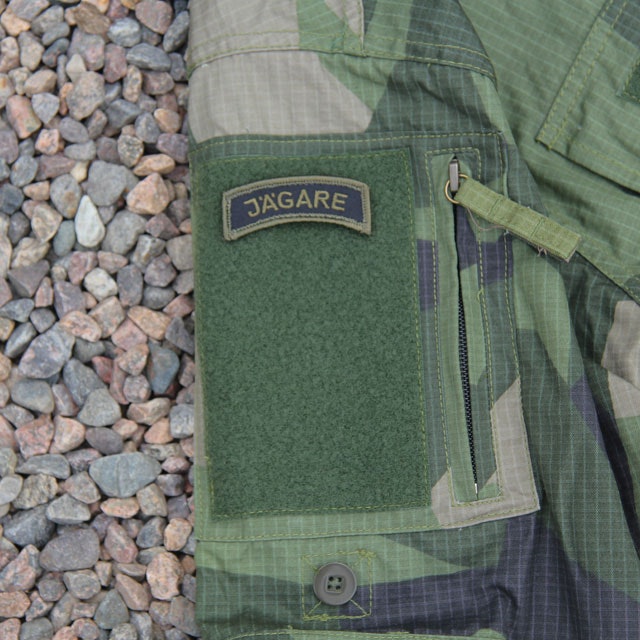 A JÄGARE Hook Patch Green/Black/Green M14 mounted on a M90 Field shirt.