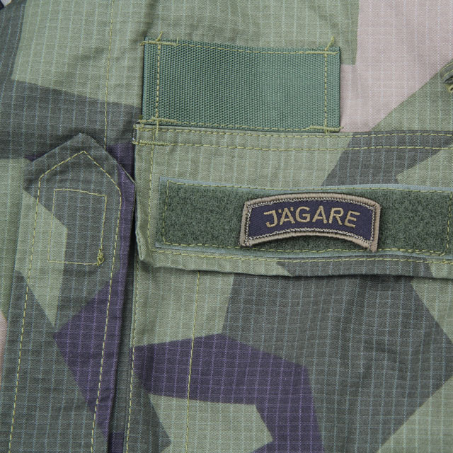 A JÄGARE Hook Patch Green/Black/Green M14 mounted on a M90 Field shirt.
