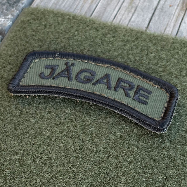 JÄGARE Hook Patch Black/Green/Black - M19 seen from an angle
