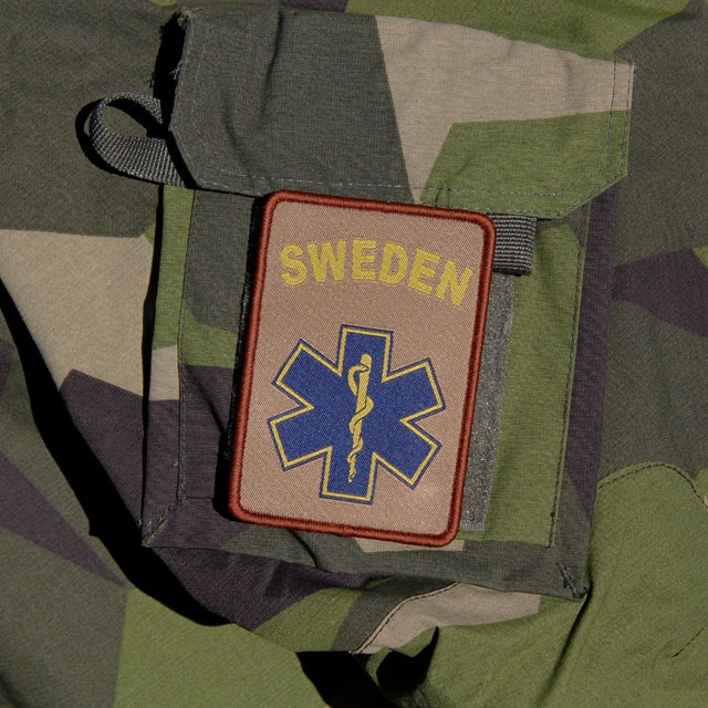 A SWE MEDIC Desert Star Hook Patch mounted in a M90 Jacket.