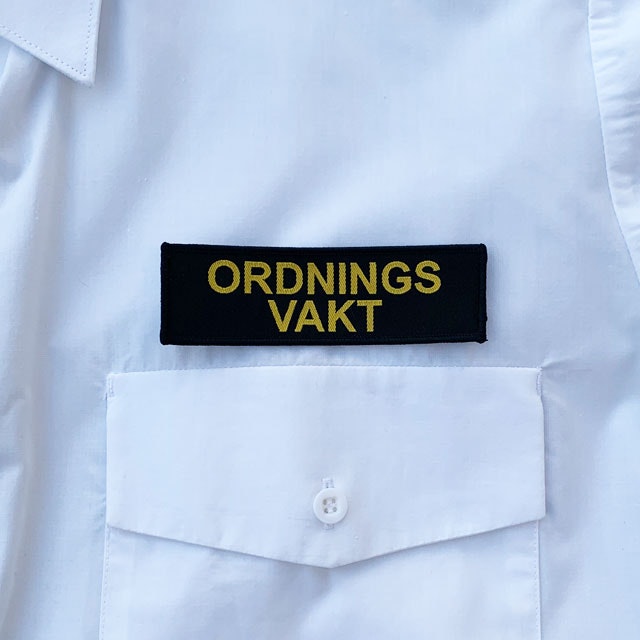 Ordningsvakt Avlångt Tygmärke på vit skjorta