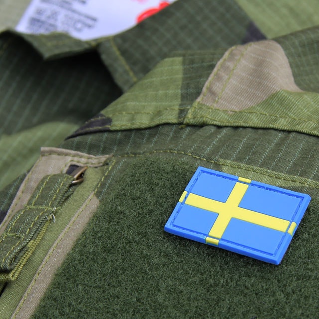 A Sweden Flag PVC Arm Patch mounted on a Field Shirt M90.