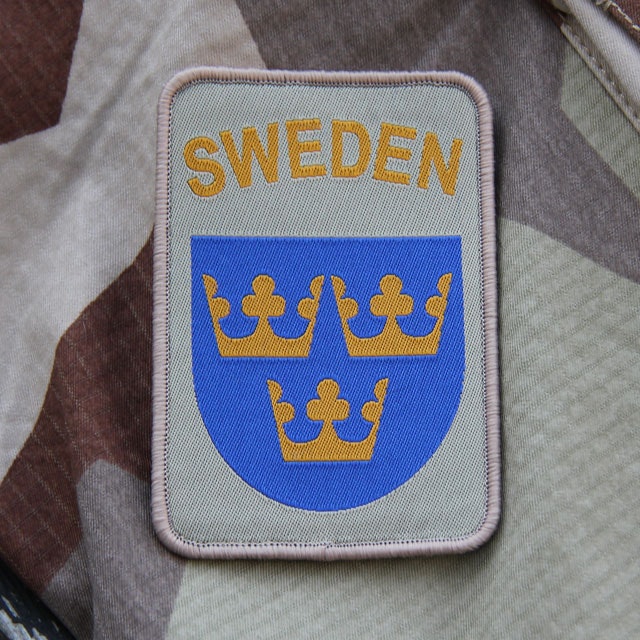 M90K Desert camouflage background and a Sweden hook Patch Desert.