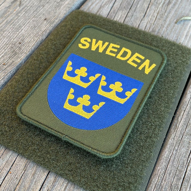 A Sweden Hook Patch Green from TAC-UP GEAR on green loop fabric seen from an angle