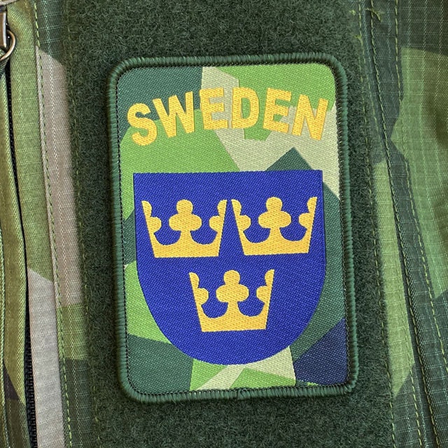 Sweden Hook Patch M90 from TAC-UP GEAR seen mounted on a M90 camouflage Shirt