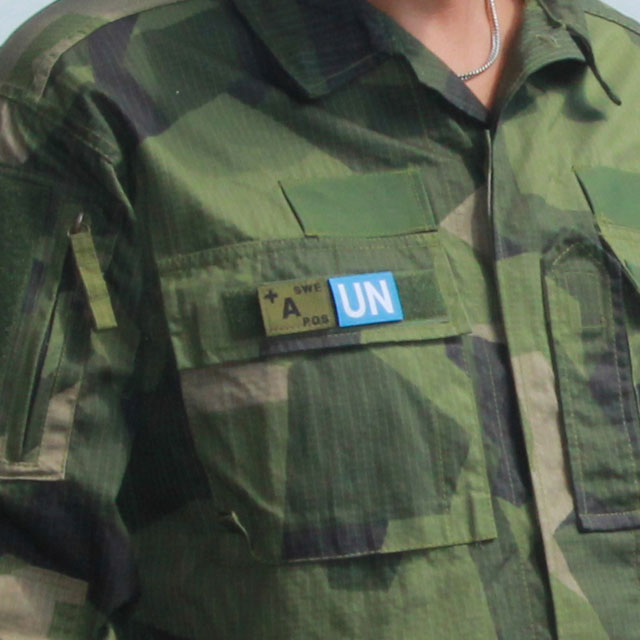 A United Nations Hook Patch Small mounted on the breast pocket of a Field Shirt M90.
