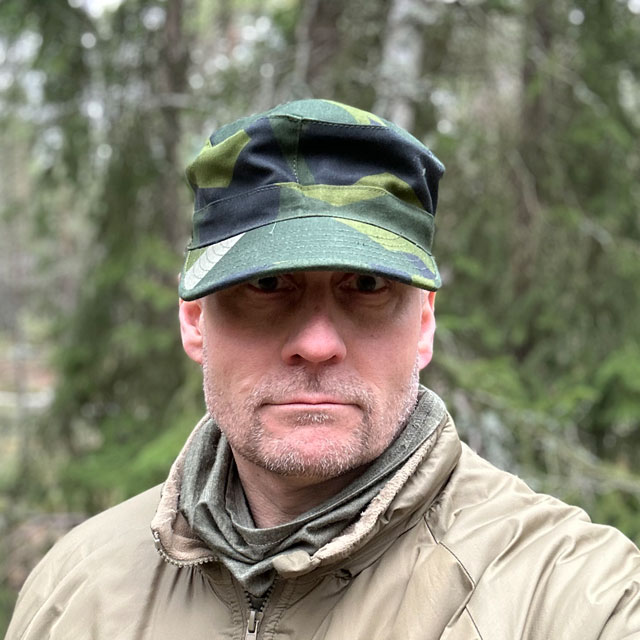 Patrol Cap M90 from TAC-UP GEAR on a model in the Swedish forest seen from the front