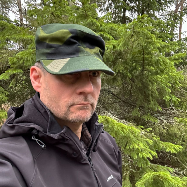The Patrol Cap M90 from TAC-UP GEAR on a model in the Swedish forest