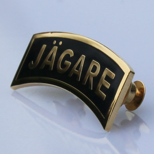 Close up on a Pin JÄGARE Gold/Black.