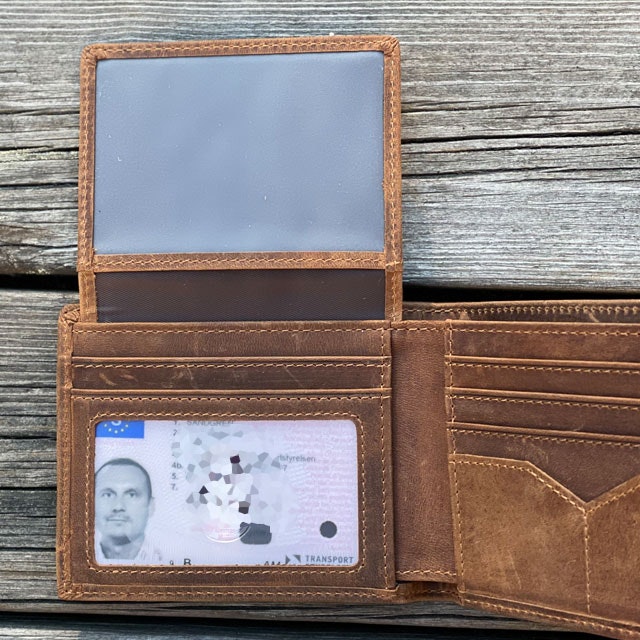 En Plånbok Brun Läder från TAC-UP GEAR med körkort