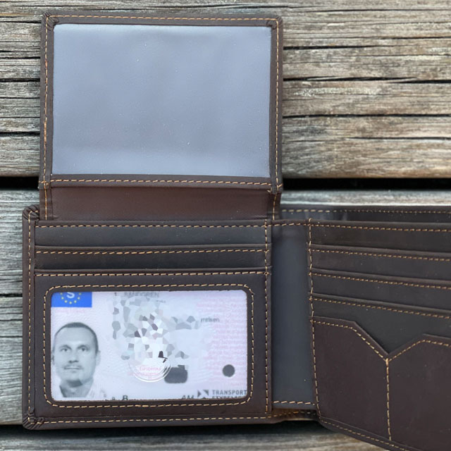 En Plånbok Mörkbrun Läder från TAC-UP GEAR visa facket för körkort