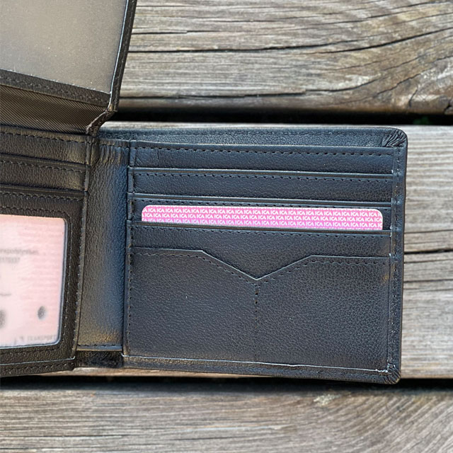 En närmare bild på kortfacken i en Plånbok Svart Läder från TAC-UP GEAR