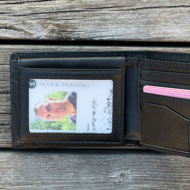 En Plånbok Svart Läder från TAC-UP GEAR visar ett av de genomskinliga facken för kort i en Plånbok Svart Läder från TAC-UP GEAR