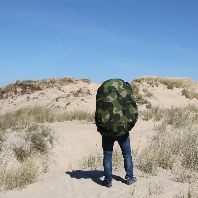 Rucksack Cover M90 on the beach during photoshoot