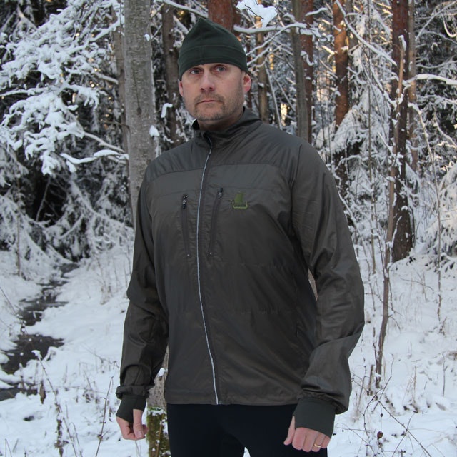 Training in the Swedish winter wearing a Running Jacket Green.