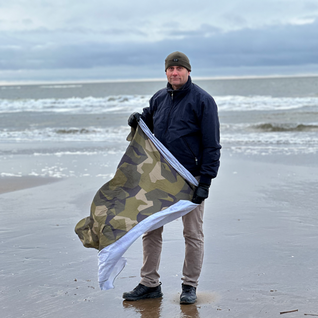 Sarong M90 Camouflage from TAC-UP GEAR in the wind at the beach in Sweden