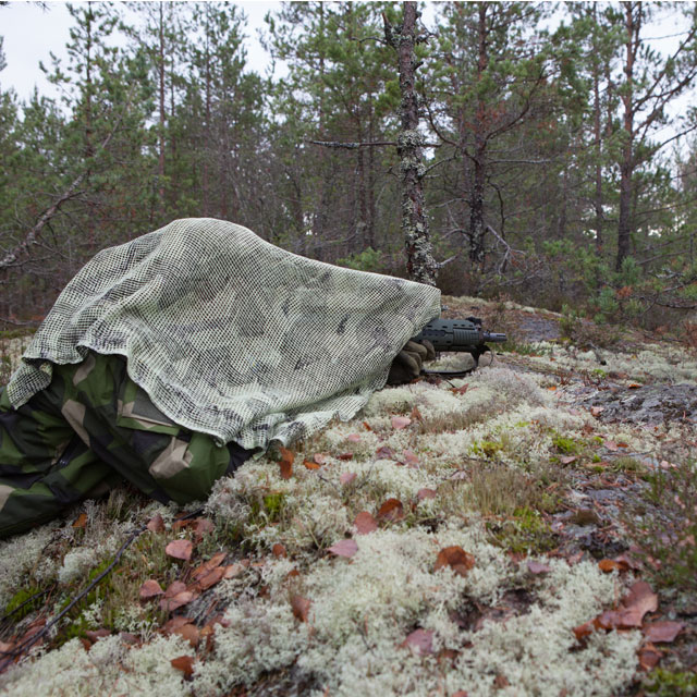 Reversed whiter side of a Scrim Scarf M90 is showing it self useful in Swedish white moss environment.