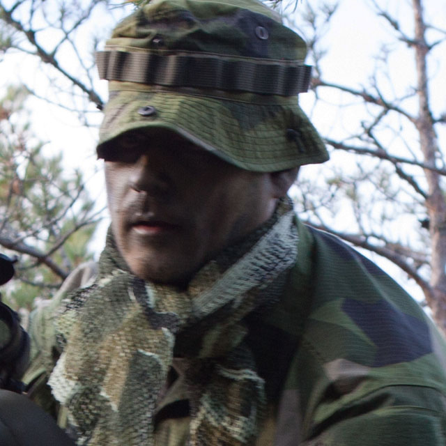 A Scrim Scarf M90 is worn around the neck together use of M90 camouflage clothing.