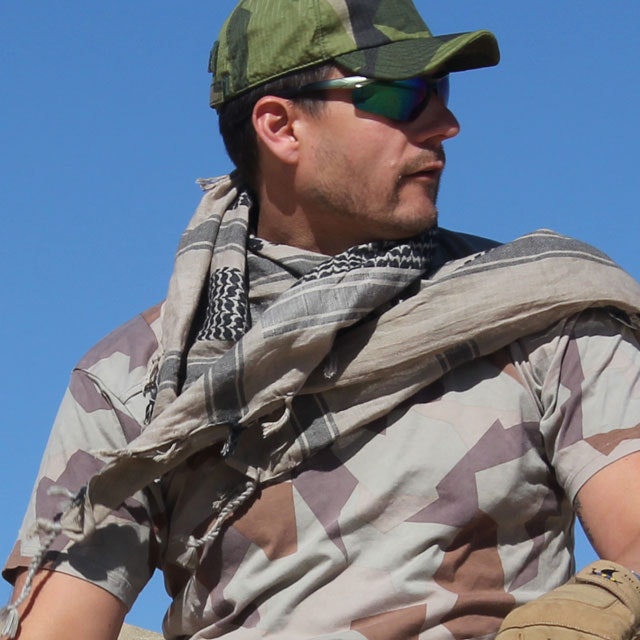 A Shemagh Khaki/Black is worn together with a M90K Desert s-hirt during desert photoshoot.