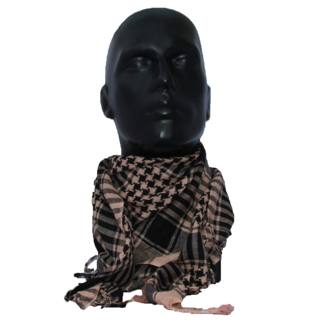 Mannequin wearing a Shemagh Delta Sand/Black.