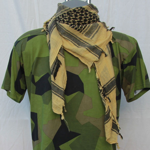 A M90 t-shirt and a Shemagh Yellow/Black worn together.