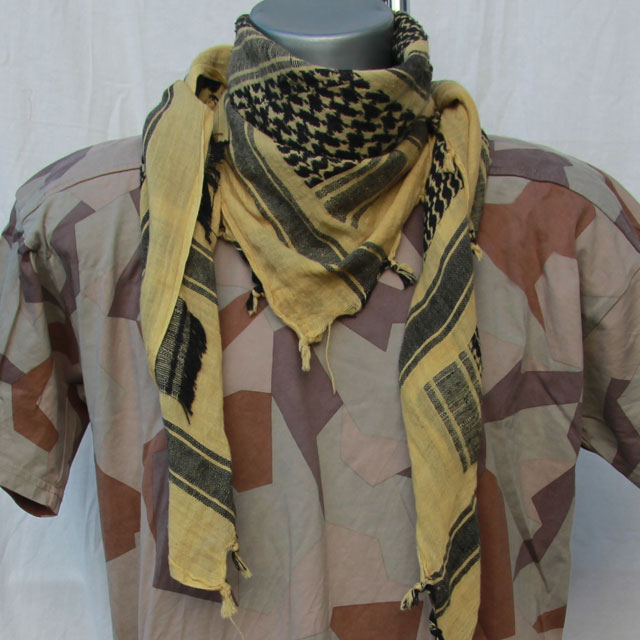 A Shemagh Yellow/Black is used together with a M90K Desert t-shirt.