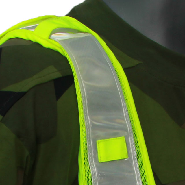 Närbild av en Skyddsvakt Reflexsväst som visar axeln.