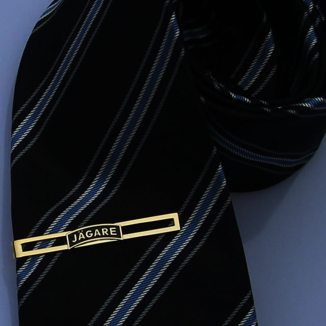 Slipshållare JÄGARE Guld monterad på slips.
