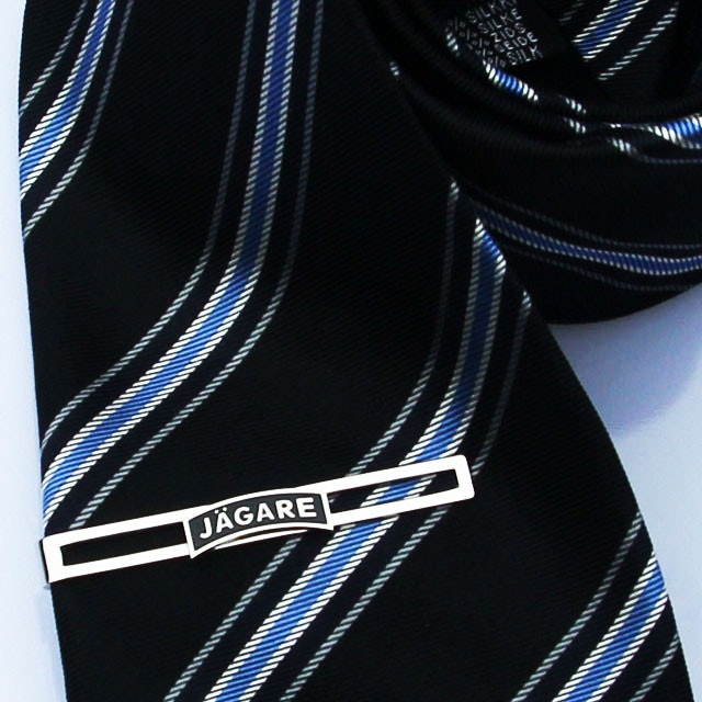 Slipshållare JÄGARE Silver monterad på slips.