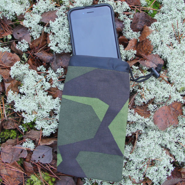 The popular Smartphone Bag M90 and a Iphone XS on the Swedish forest floor!
