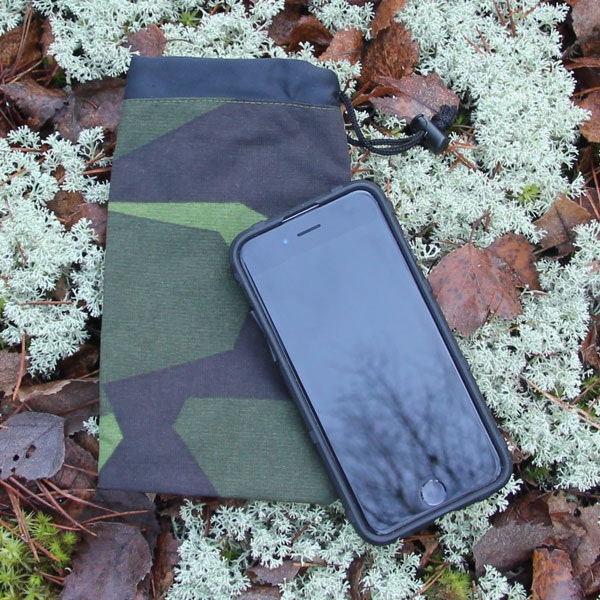 A Smartphone Bag M90 laying on white moss in the Swedish autumn scenery.