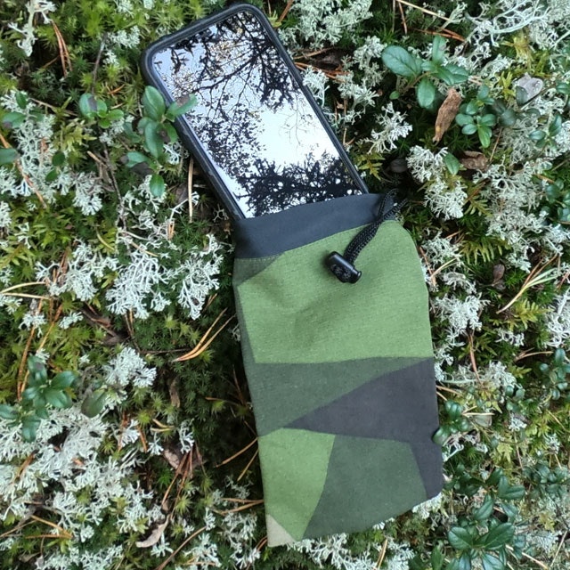 A Smartphone Bag M90 and a Iphone XS on the Swedish forest floor!