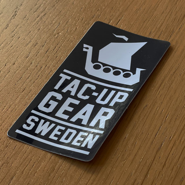 Sticker TUG Svartvit Stående sedd utifrån en vinkel