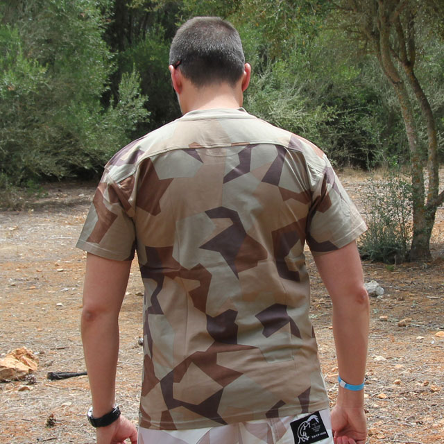 Backsideview of a T-Shirt M90K Desert.