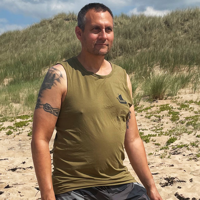 Tank Top Khaki Green from TAC-UP GEAR on model at the beach in Sweden