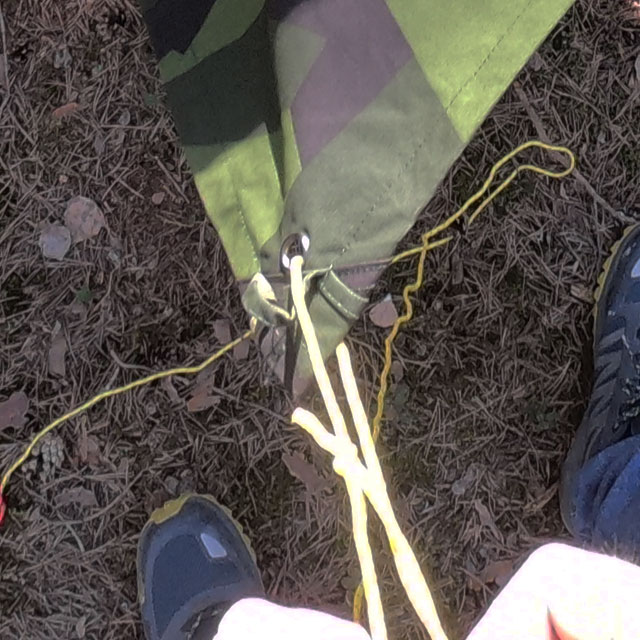 Eyelets and loop fasterner are on many places around the edges on a Tarp M90 Light