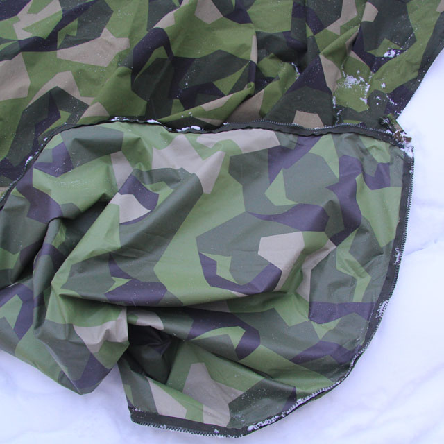 Excellent M90 camouflage on this bundeled Tarp Poncho M90 on winter ground.