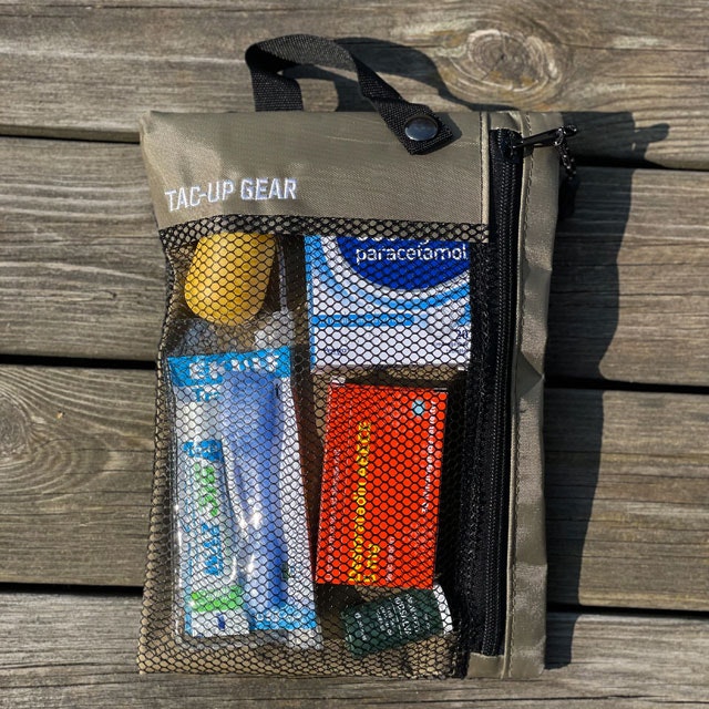 Seen from the front a filled Zipper Net Pouch Khaki from TAC-UP GEAR