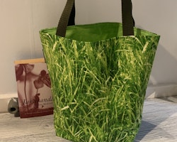 Kasse medium med gräs