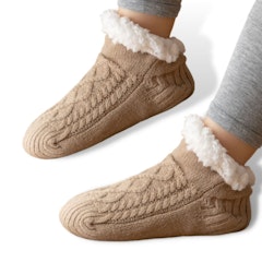 Lämpimät, liukastumista estävät neuletossut - BEIGE