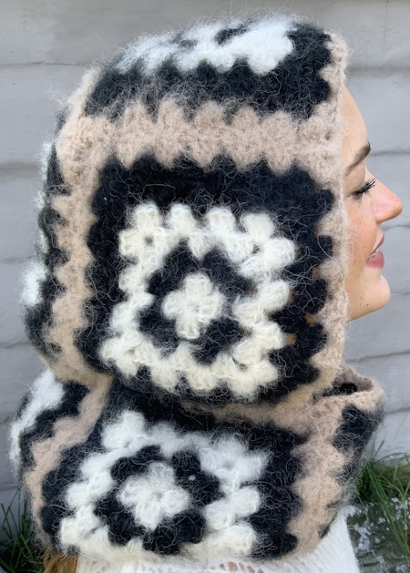 Frøken Vrangs hekla hoodie i Børstet Alpakka