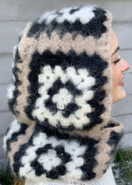 Frøken Vrangs hekla hoodie i Børstet Alpakka
