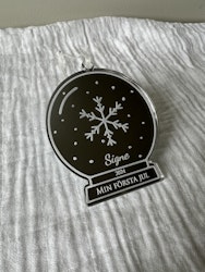 Julgranshänge - Graverad snöglob / Min första jul