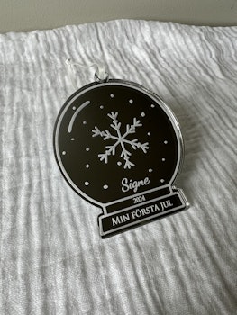 Julgranshänge - Graverad snöglob / Min första jul