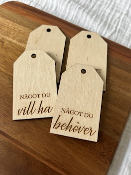 Julklappsetiketter 4 st - Behöver, vill ha, läsa, bära