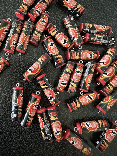 BERLOCK SVART PRINGLES CHIPS