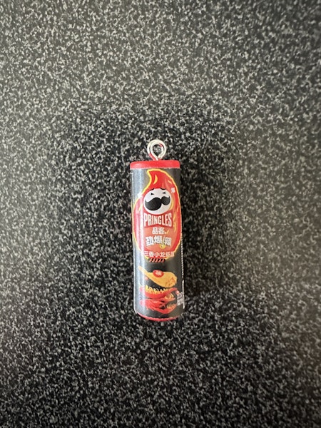 BERLOCK SVART PRINGLES CHIPS
